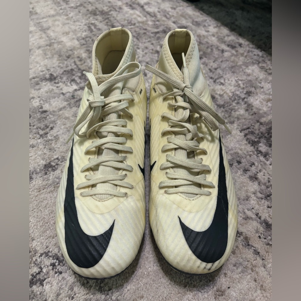 Nike Women's Cream and Black Soccer Shoes